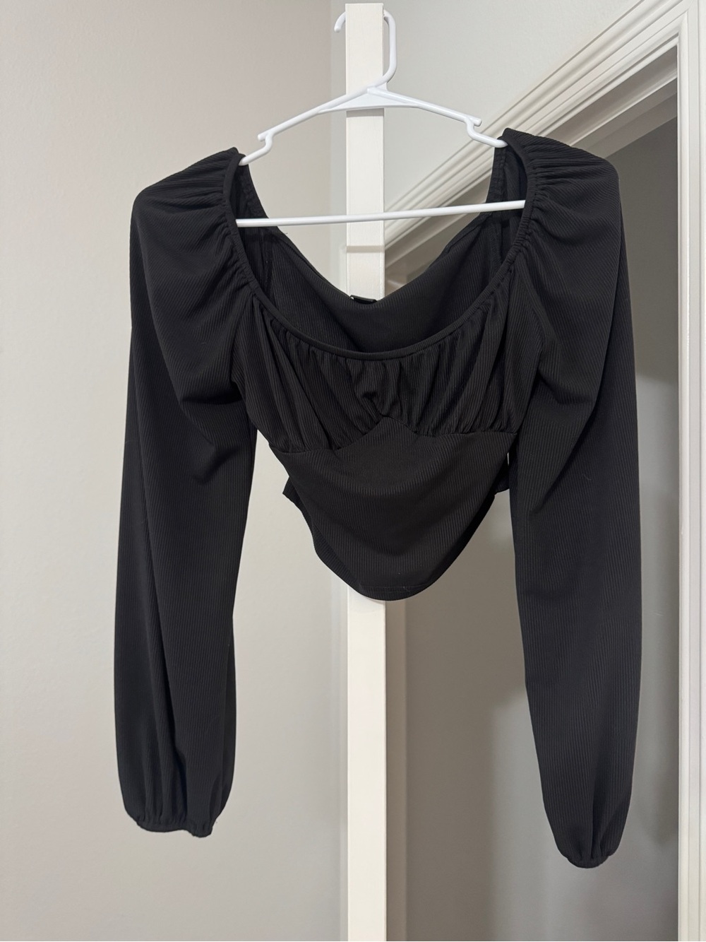 Black Ruched Long-Sleeve Crop Top - Women